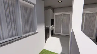 Vista interna de um ambiente com grandes janelas em uma residência.