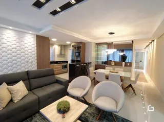Sala de estar com sofá e piso claro.