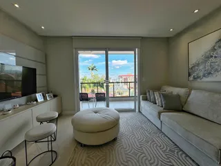 Sala de estar com grande janela oferecendo vista para o exterior.