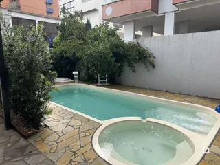 Foto de uma piscina externa com área de jardim e paisagismo.