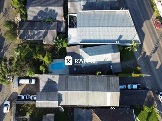 Vista aérea da propriedade residencial em Lajeado, mostrando o telhado e a piscina.