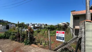 Vista externa de uma propriedade com cerca e vegetação no Brasil.