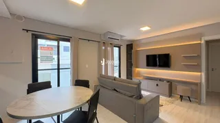 Sala de estar com sofá e mesa de madeira em um imóvel no Brasil.