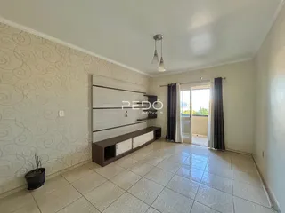 Sala de estar com piso de cerâmica e parede decorada.