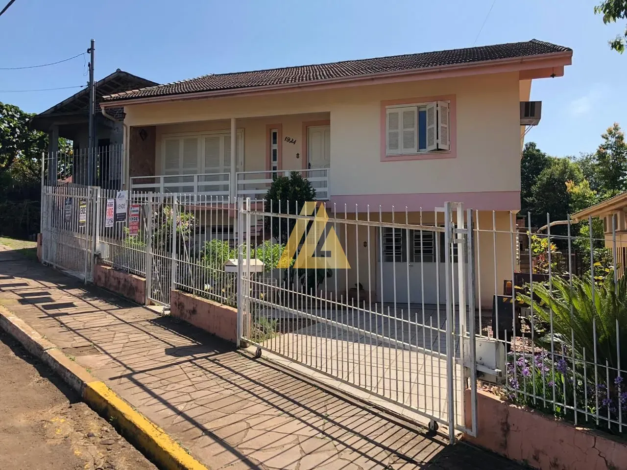 Casa com 4 dormitórios, foto 1