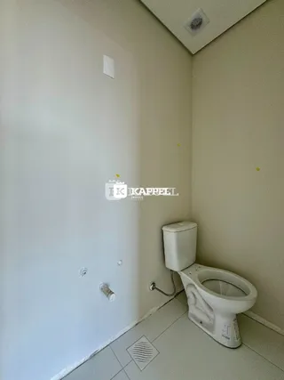 Foto de um banheiro interno mostrando um vaso sanitário branco.