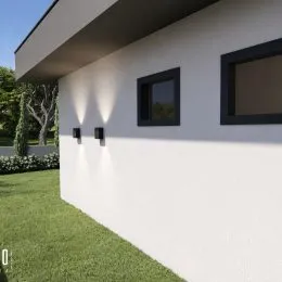 Fachada branca de uma residência em Lajeado, Brasil.