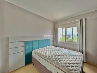 Quarto com cama e janela em um imóvel no Brasil.