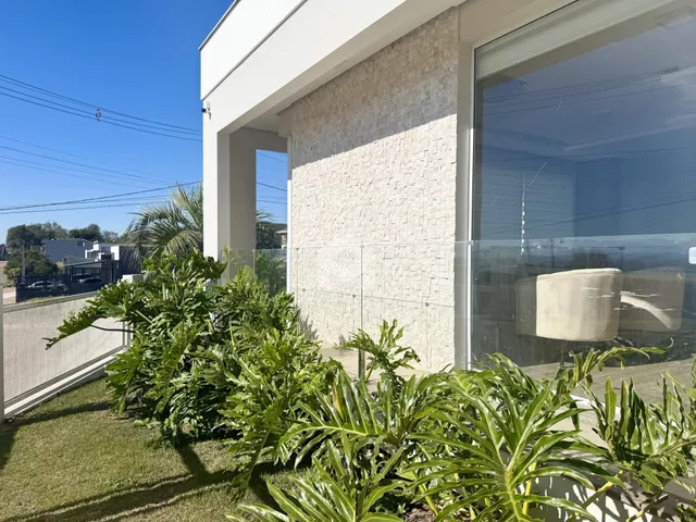 Fachada de uma residência com jardim verde em Lajeado, Brasil.