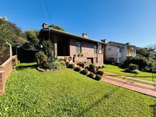 Fachada de uma residência em Lajeado, Brasil, com jardim gramado.