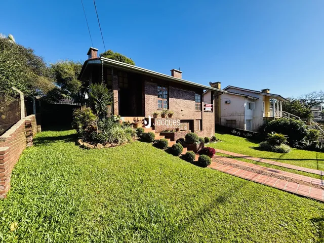 Fachada de uma residência em Lajeado, Brasil, com jardim gramado.