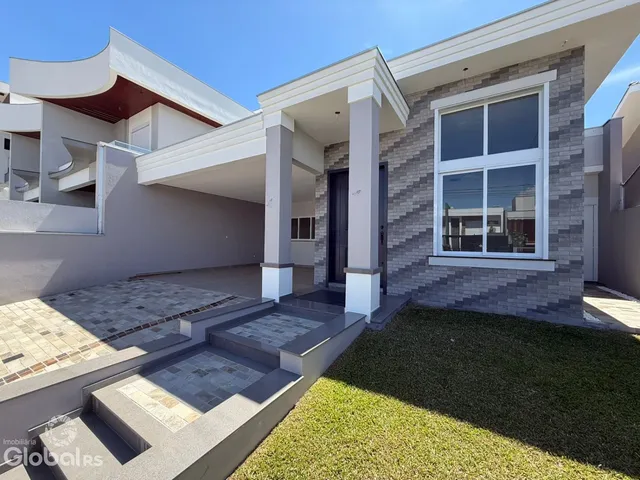 Fachada de uma residência em Lajeado, Brasil, com área externa e jardim.