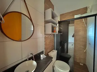 Foto de um banheiro com pia e vaso sanitário em um imóvel.