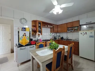 Foto de uma sala de jantar e cozinha em um imóvel no Brasil.