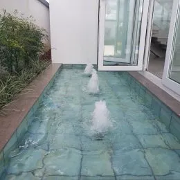 Foto de uma piscina em uma propriedade.