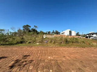 Fachada de uma propriedade com vegetação ao fundo.