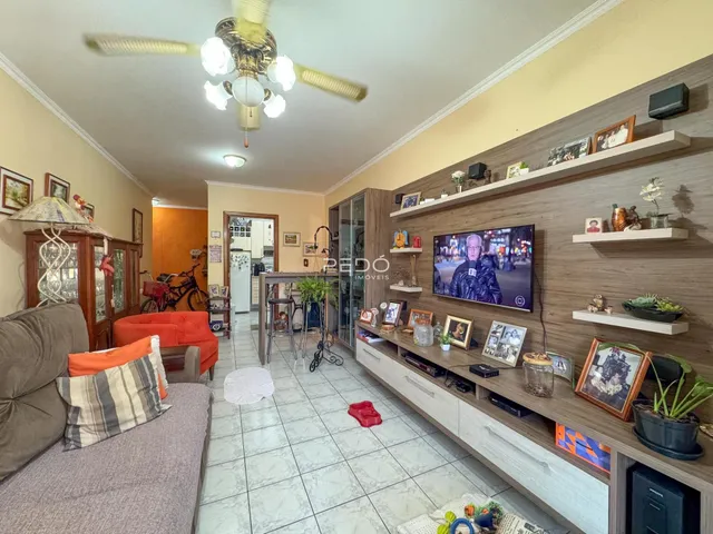 Sala de estar com decoração moderna e estantes de madeira.