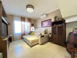 Quarto com cama e armário de madeira em ambiente claro.