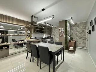 Imagem de uma sala de jantar e cozinha moderna em um imóvel no Brasil.