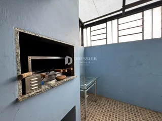 Detalhe de uma lareira em parede azul em um imóvel em Lajeado.