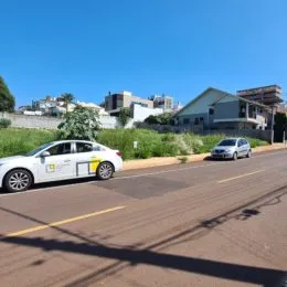 Vista de uma rua com um carro estacionado em Lajeado, Brasil.