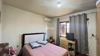 Quarto com cama e janela em um imóvel no Brasil.