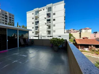Área externa pavimentada de um edifício residencial em Lajeado.