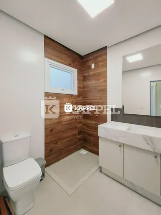 Foto de um banheiro com revestimento de painel de madeira.