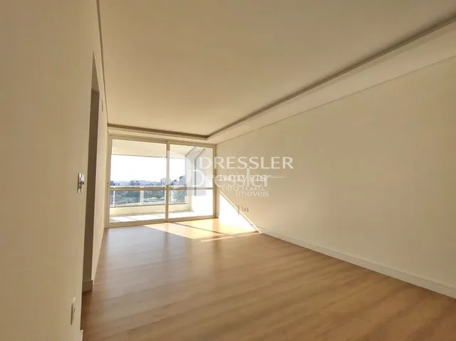 Hall de entrada com piso de madeira e janela no interior de uma residência.