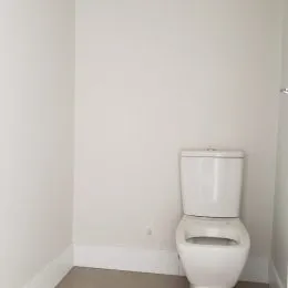 Foto de um banheiro com vaso sanitário branco.