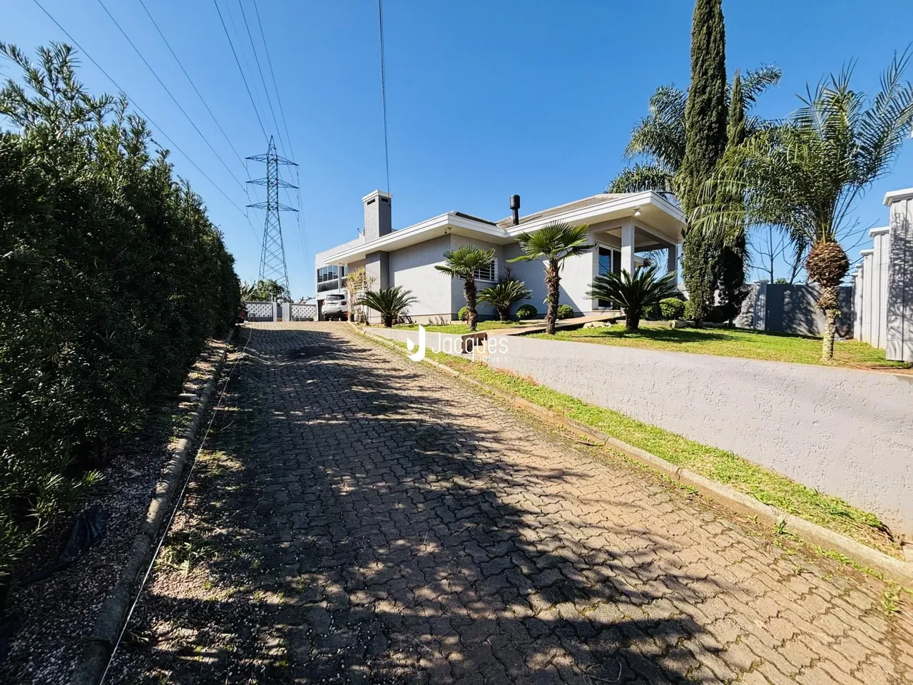 Vista da fachada de uma casa em Lajeado, Brasil, com uma rua de acesso.