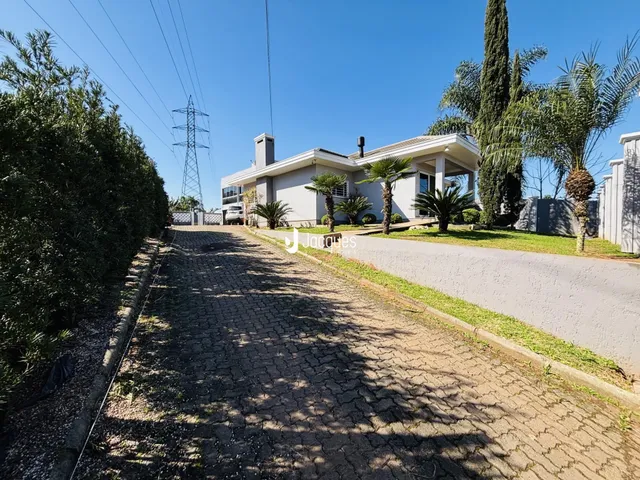 Vista da fachada de uma casa em Lajeado, Brasil, com uma rua de acesso.