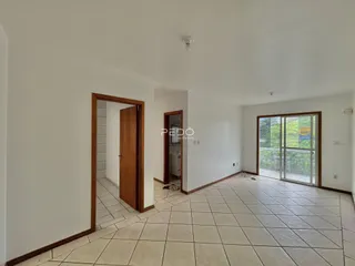 Hall de entrada com piso de cerâmica claro.