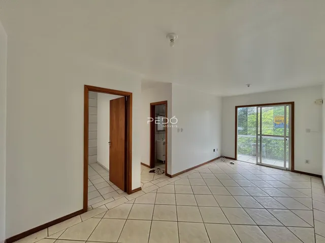 Hall de entrada com piso de cerâmica claro.