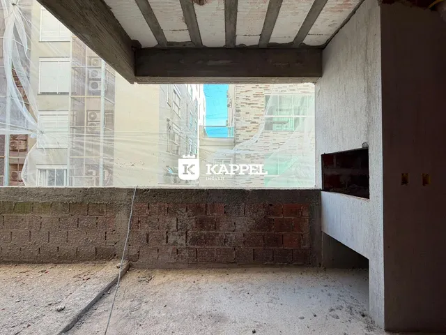 Vista externa de uma estrutura com parede de tijolos aparentes.