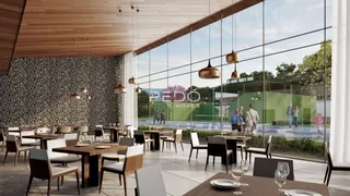 Vista interna de uma sala de jantar moderna com grandes janelas.