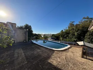 Vista aérea de uma propriedade com piscina e área externa em Lajeado.