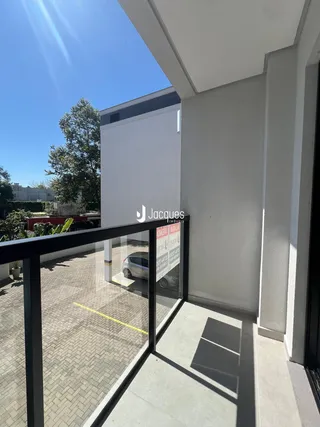 Fachada de um imóvel em Lajeado, Brasil, com uma área externa pavimentada.