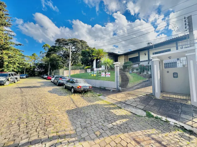 Vista da fachada de uma residência em Lajeado, Brasil, com entrada e jardim.