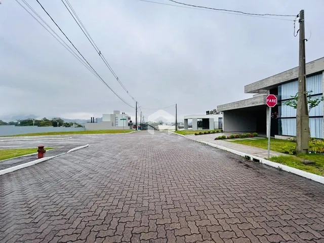 Vista da fachada de uma propriedade em Lajeado, Brasil, com uma rua pavimentada.