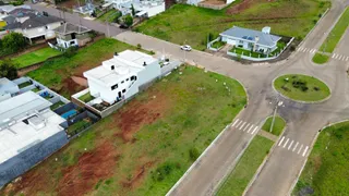 Vista aérea de uma propriedade residencial em Lajeado, mostrando a construção e o terreno circundante.