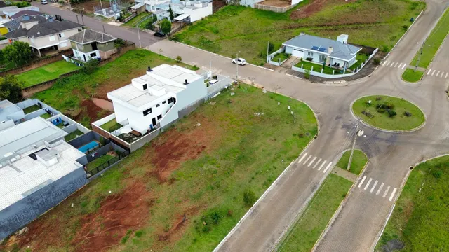 Vista aérea de uma propriedade residencial em Lajeado, mostrando a construção e o terreno circundante.