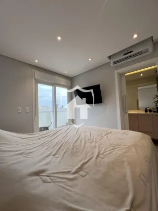 Quarto com cama e vista para o exterior.
