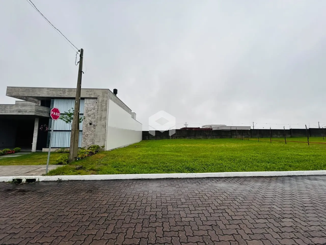 A fachada de uma casa moderna com um gramado frontal em Lajeado, Brasil.