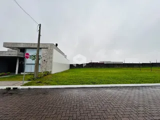 A fachada de uma casa moderna com um gramado frontal em Lajeado, Brasil.