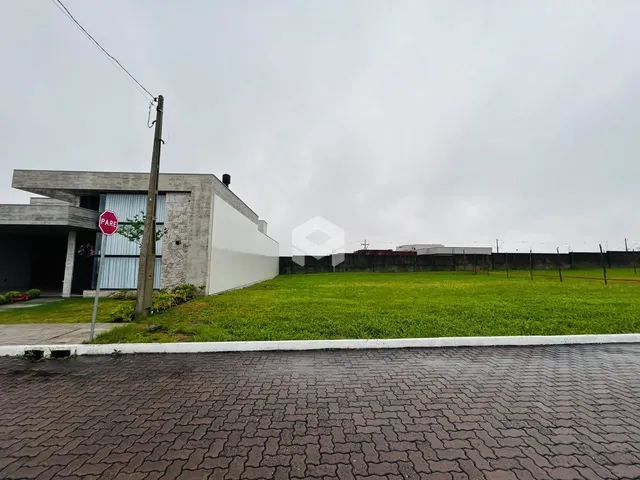 A fachada de uma casa moderna com um gramado frontal em Lajeado, Brasil.