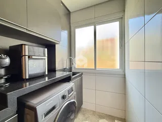 Cozinha moderna com janela de grande porte.