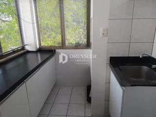 Foto de um ambiente interno com armários brancos e piso cerâmico.