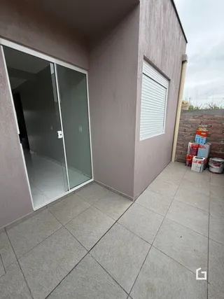 Fachada de um imóvel em Lajeado, Brasil, com porta de vidro e piso de cerâmica.