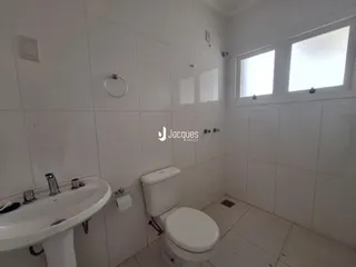 Foto de um banheiro interno com revestimento branco.